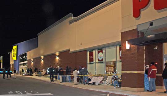 Shoppers wait in line around 3:30 a.m., planning on gettng into Best Buy in the Alcoa Exchange shopping Center on Black Friday morning, Nov. 27. (Photo by Lana Clifton)