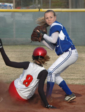 Kim Wilson gets an out at second and looks to throw to first. (Photo by Mark Hart)