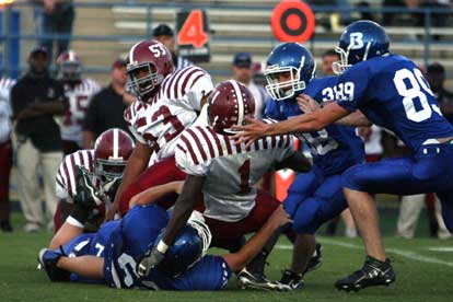 Hornets Ross Smith (89) and Kody Perlsen help out Landon Pickett (62) with a tackle. (Photo by Rick Nation)
