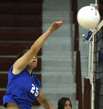 Kayla Davidson led the Lady Hornets in kills Thursday. (Photo by Rick Nation)