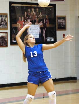 Heather Light serves. (Photo by Mark Hart)