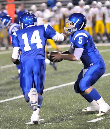 Quarterback Wesley Akers (5) hands off to Madre London. (Photo by Kevin Nagle)