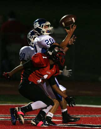 Tanner Tolbert concentrates as he hauls in a Rusellville pass. (Photo by Rick Nation)