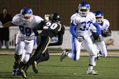 Steven Lecamu (88) and Marcus Harris (33) try to make room for Jalen Bell (21). (Photo by Rick Nation)