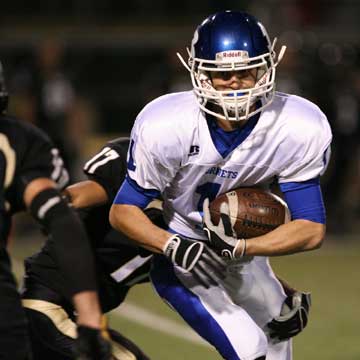 Sawyer Nichols looks for room to run after making a catch. (Photo by Rick Nation)