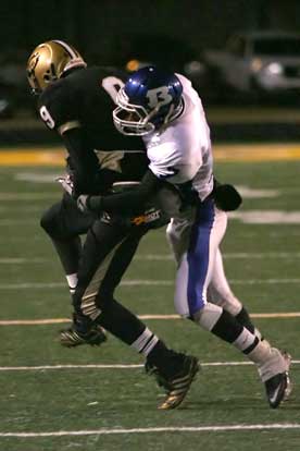 Aaron Bell makes a tackle. (Photo by Rick Nation)