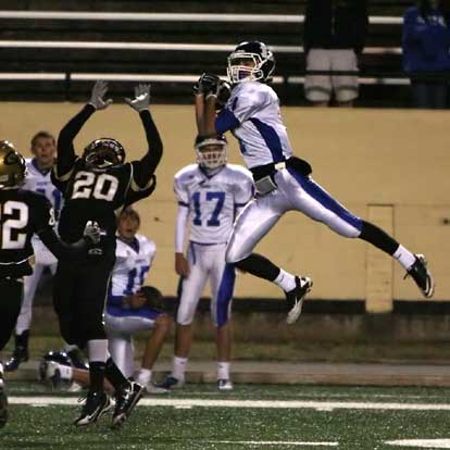 Sawyer Nichols makes a bid to make a circus catch. (Photo by Rick Nation)