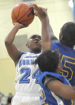 Dezerea Duckworth (24) led the Lady Hornets with 17 points. (Photo by Kevin Nagle)