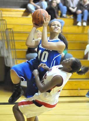 Breanna Blundell (40) fights through contact to get a show away. (Photo by Kevin Nagle)