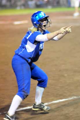 Peyton Jenkins points to head coach Debbie Stepp as she trots home following a sixth-inning homer. (Photo by Kevin Nagel)