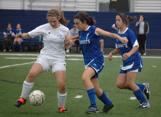 Lexie Balisterri (1) goes for a steal. (Photo by Mark Hart)