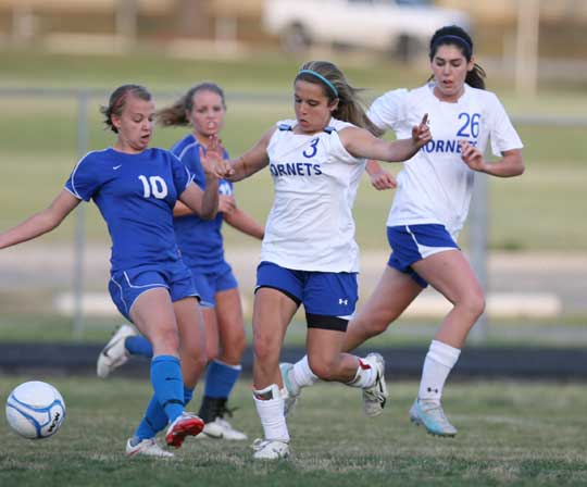 Sarenity Gomez (3) and London Abernathy (right) (Photo by Rick Nation)