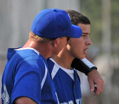 Manager Jimmy Parker talks to Tyler Nelson. (Photo by Ron Boyd)
