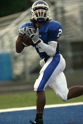 Dillon Winfrey hauls in Hayden Lessenberry's touchdown pass. (Photo by Rick Nation)