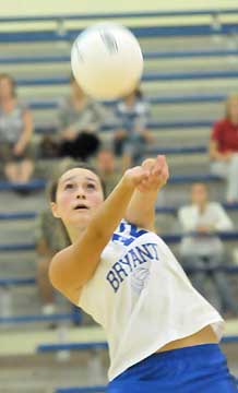 Mariah Aguilar returns the ball. (Photo by Kevin Nagle)