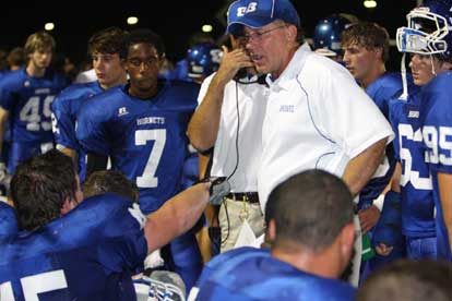 Defensive coordinator Steve Griffith instructs his defense. (Photo by Rick Nation)