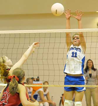 Hanna Rice tries to make a block. (Photo by Kevin Nagle)