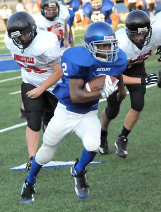 Mar'Kevius Nelson blows past a pair of Russellville defenders. (Photo by Kevin Nagle)