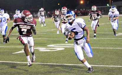 Karon Dismuck (5) sprints past a Texarkana defender. (PHoto by Kevin Nagle)