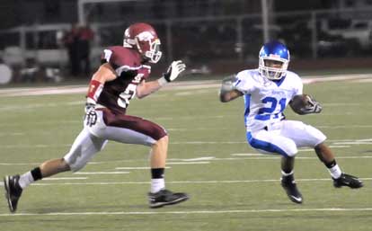 Jalen Bell (21) prepared to make a cut. (Photo by Kevin Nagle)