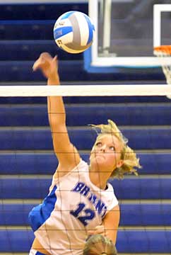 McKenzie Rice led the Lady Hornets with 10 kills. (Photo by Kevin Nagle)