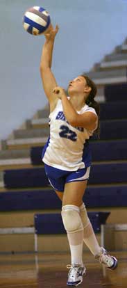 Taylor West serves. (Photo by Rick Nation)