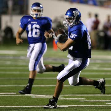 Tight end Cody Elmore grabs a pass from Hayden Lessenberry (16). (Photo by Rick Nation)