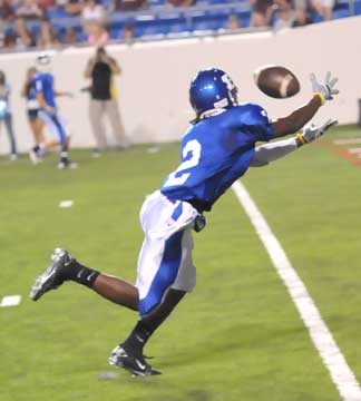 Dillon Winfrey stretches out to bring in a touchdown pass from Blake Davidson. (Photo by Kevin Nagle)