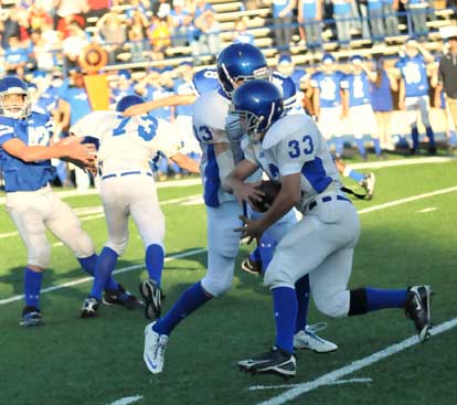 Drew Alpe (33) takes a handoff from Jaret Jacobs. (Photo by Kevin Nagle)