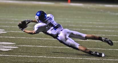 Sawyer Nichols makes a diving catch. (Photo by Ron Boyd)