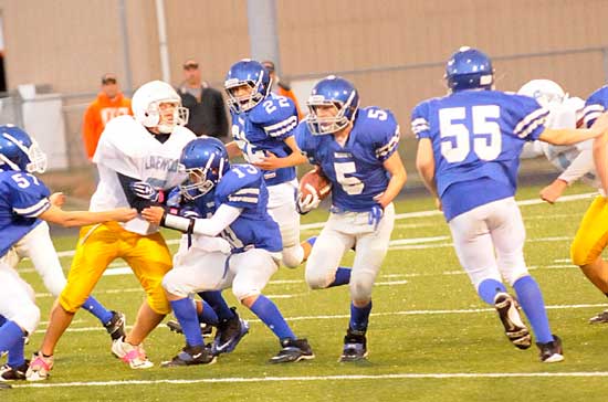 Liam Miller (5) cuts between blocks by Ronnie Beard (55) and Gunnar Burks (13) as Blake Carnahan (57) tries to get in position to help out and Jordan Gentry (22) follows up. (Photo by Kevin Nagle)