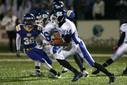 Chris Stephens (14) returns a kick. (Photo by Rick Nation)