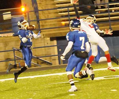 Dillon Winfrey makes an interception as Jesse Johnson hits the intended receiver and Aaron Bell (7) runs in to help. (Photo by Kevin Nagle)