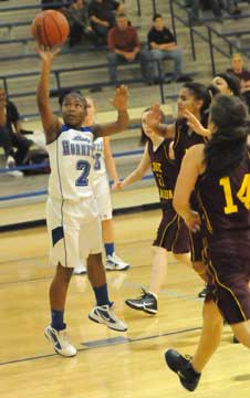 Jayla Anderson (2) beats a group of Lake Hamilton players to the hoop. (Photo by Kevin Nagle)