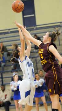 Destin Huffman (5) lofts a shot over a Lake Hamilton defender. (Photo by Kevin Nagle)