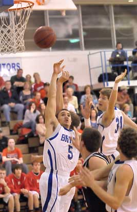 Jordan Griffin shoots in traffic in front of teammates Quinton Motto (34) and Houston Garner, right, as well as Russellville's Grey Harris. (Photo by Kevin Nagle)