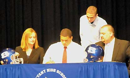 Josh Hampton and his parents Barbara and Dwayne Jewell and his brother Tim. (Photo by Kevin Nagle)