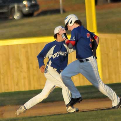 Ozzie Hurt makes a tag on a runner coming from first before throwing on to first to complete a doubleplay. (Photo by Kevin Nagle)