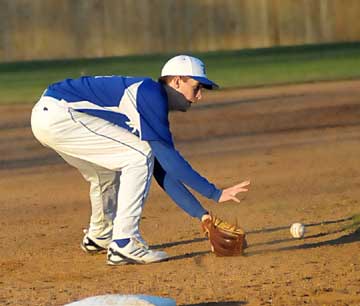 Jordan Taylor fields a grounder at third. (Photo by Kevin Nagle)