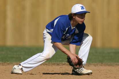 Second sacker Ozzie Hurt comes up with a grounder. (Photo by Rick Nation)