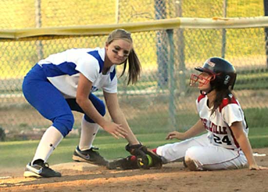 McKenzie Rice applies a tag at third. (Photo by Kevin Nagle)