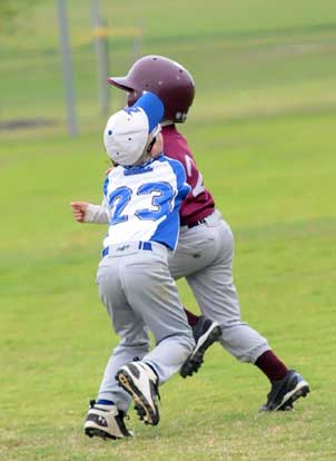 Chase Small tags out a Benton baserunner. (Photo by Kevin Nagle)