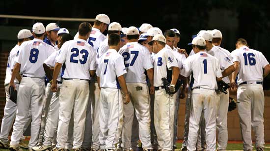 The Hornets huddle between innings (Photo by Rick Nation)