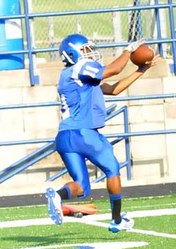 Mar'kevius Nelson hauls in a pass. (Photo by Kevin Nagle)