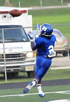 Dillon Winfrey hauls in a touchdown pass. (Photo by Kevin Nagle)