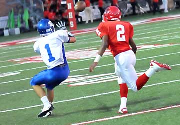 Sawyer Nichols makes a catch in front of Northside's Jermaine Pryer. (Photo by Kevin Nagle)