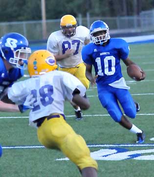 Quarterback DeVonte Howard (10) turns the corner while picking up a block from a teammate. (Photo by Kevin Nagle)