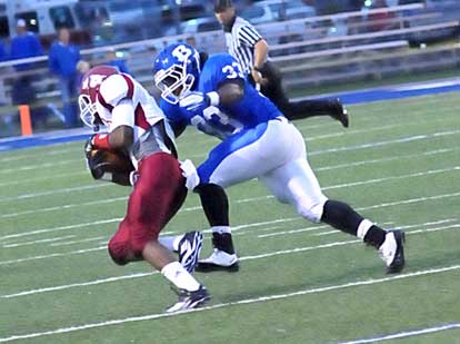 Tyree Reese (33) closes in on a Texarkana ballcarrier. (Photo by Kevin Nagle)