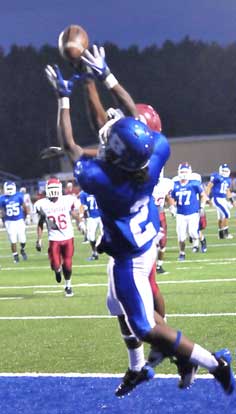 Dillon Winfrey goes high for a touchdown pass. (Photo by Kevin Nagle)