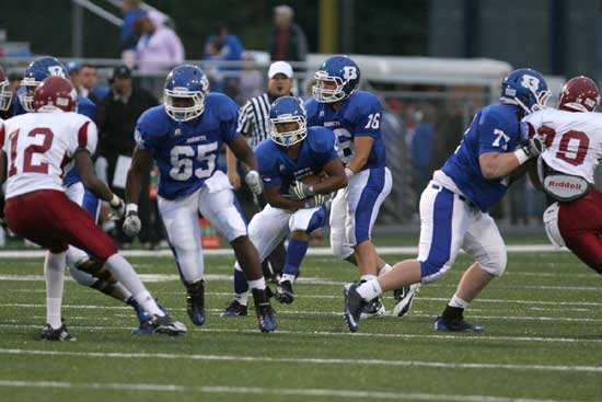 Karon Dismuke takes a handoff from quarterback Hayden Lessenberry as Cortez Williams (65) and Ian Shuttleworth (77) clear the way. (Photo by Rick Nation)